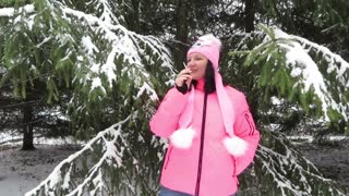 Dicke MILF benutzt öffentliche Toilette und raucht draußen bei Fichten