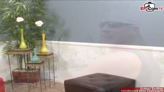 Femeie blondă matură cu sâni mari agățată pe stradă pentru o aventură