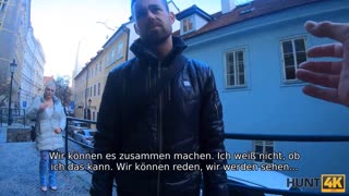 člověče, úplně jsem si dal tuhle bujnou blondýnu vedle jejího chlapa!