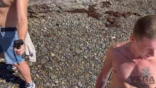 yo, nak tengok empat lelaki kongkek perempuan panas tepat di pantai?