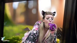 சிறிய 18+ நேகோ கேர்ல் ஒரு ஹியூஜ் ஃபக் மெஷினை எடுத்துக்கொள்கிறது