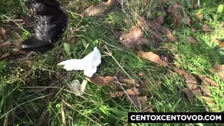 Lady se namoči v piškah in tolčena z več penisi v surovem gangbangu