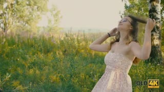 Adoro assistir o velho fodendo a adolescente ao ar livre, ejaculando nos óculos dela