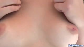 Mala Bailey suptilno zadirkuje i liže tu amatersku pičku