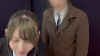 Kannst du glauben, diese süße japanische Teen 18+ mit kleinen natürlichen Titten bekommt ihre enge Muschi doggy-style gepumpt?