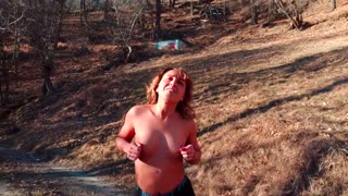 هی، این دختر بلوند ورزشی را تماشا کن در جوی وحشی بیرون!