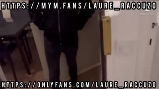 Nem hiszem el, milyen keményen döngöltek minket hatalmas rúddal, míg ő tehetetlenül nézte