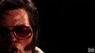 Divja Elvisova trojka: blondinka z velikimi joškami nabita v spitroastu