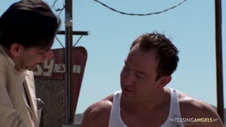 To modige fyre sniger væk for at tilfredsstille tre ivrige kvinder på restaurant