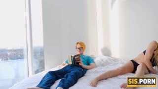 SISPORN. Cô gái nóng xử lý dương vật cứng khi bạn trai nghỉ ngơi gần đó