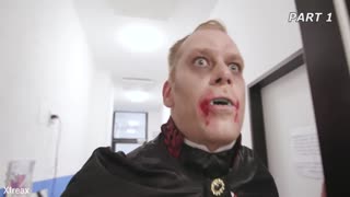 Hé, fête Halloween folle avec Dee Williams et Brittany Bardot ! Fisting anal et béances choquantes 😈