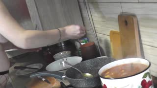 MILF Sexy Frina Cozinha Nua na Cozinha Erótica, Provocando com Tetas Grandes Naturais