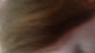 バストな赤髪熟女がディックをフェラチオするビデオ 😋