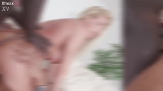 Lara de Santis jemlje dvojni anal globoko