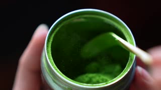 Wasichana wadogo wanashona kwa nguvu katika ngono ya watatu yenye moto