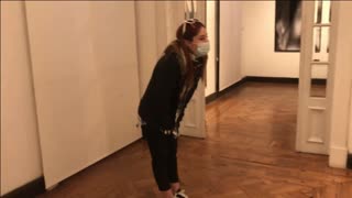 Explorando clímax con vibrador en galería de arte 😏