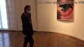 Explorând orgasme cu vibrator în galeria de artă 😏