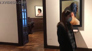 आर्ट गैलरी में वाइब्रेटर से ऑर्गेज्म एक्सप्लोर करना