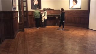 Udforsker orgasmer med vibrator i kunstgalleriet