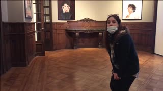 Prozkoumávání orgasmů vibrátorem v umělecké galerii 😏