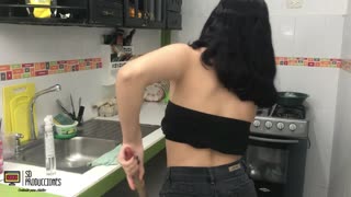 Je suis si excité de la voir dans la cuisine, je ne peux pas m'en empêcher, tu sais ?