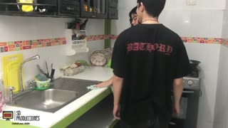 Tako se palim kad je vidim u kuhinji, ne mogu da se kontrolišem, znaš?