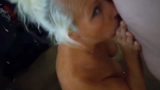 Kaj pa ta zrelejša milf, ki daje najboljši ustni seks z velikimi joškami in ritjo