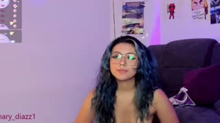 Част 1: младо 18+ момиче пробва дрехи и показва косматата си путка