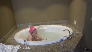 Szuper kocka élvezi a relaxáló habfürdőt