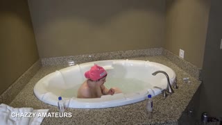 Siêu nerd tận hưởng bồn tắm bong bóng thư giãn