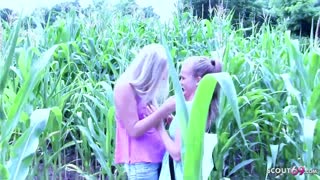 Apa sampeyan weruh gadis ayu iki ngapusi kancane kurus dadi seks lesbian umum ing dalan pulang?