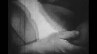 ரெட்ரோ கிரானி கொண்ட விந்தையான மூன்று நபர் கூட்டல் முடி செயலில்