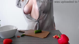 キッチンでサラダを作る熟女の日常的な準備ビデオ