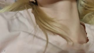 18letá dívka tajně před všemi má sex poprvé