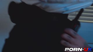 La Donna Polizia UK Candi Sodomizza Forte il Prigioniero