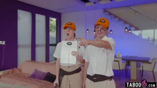 अरे, तंत्रज्ञांना घरी कर्व्ही बेब आढळली