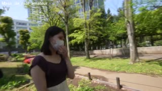 พนักงานเสื้อผ้าสงสัยสำรวจความปรารถนาด้วยเครื่องนวดไฟฟ้าในชุดส่วนตัว