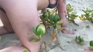 Blond strandbabe frister fan med dampende handling