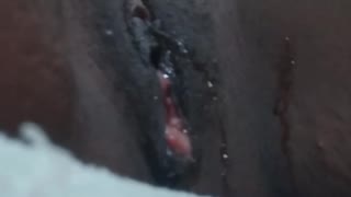 Cyndy Blackslave driller med sutteklud, bygger op til overraskende sprøjt