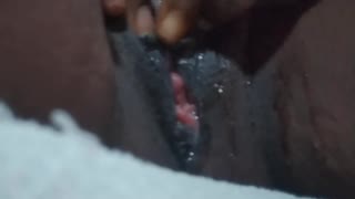 Cyndy Blackslave가 젖꼭지로 유혹하다가 놀라운 분출로 이어져