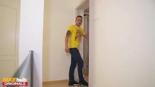 Fakehub - Kolacja dziękczynna staje się dzika z napaloną MILF uwodzącą do głębokiego analu i creampie po intensywnym laniu i hardcore seksie