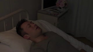 Lijepa medicinska sestra oslobađa frustraciju čvrstim stiskom