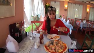 Namorada Amadora Tailandesa Peituda Faz Boquete Excitado e Foda Selvagem Por Cima!