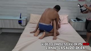 Estou entrando nessa threesome selvagem no hotel com a jovem magrela 18+ Karolzinha e seu corpo apertado