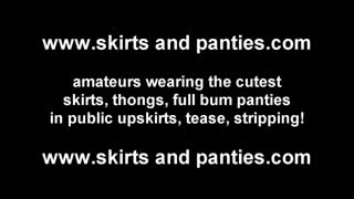 Wow, guarda questa piccola 18+ 18+ bambola che mostra la sua gonna alzata fuori da casa mia!