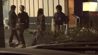 Donosim sirovu žegu u Sakurin dom sa njenom prijateljicom