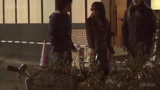 Nyers hőséget hoz Sakura házába a barátnőjével