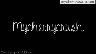 Hayal et, azgın hizmetçi temizlik yaparken popo tıpaçını sokuyor