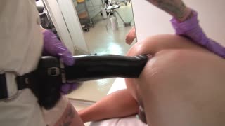 Infermiera carina 1/3: strapon anale xxl, sborrata enorme, dominazione femminile, bdsm