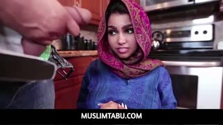 Muslimanska devica najstnica z velikimi joškami dobi notranji izliv